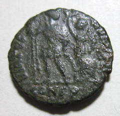 ARCADIUS 383-408 AD. AE 3. CONSTANTINOPLE. EMPEROR CROWNED BY VICTORY REVERSE.