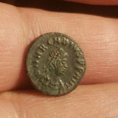 ARCADIUS RARE 383AD Roman VICTORY ANGEL GIVES CROWN DRAGS CAPTIV PeteGreek324ww