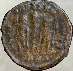 Ancient Roman Coin Emperor Constantine II 330-336AD 2 Soldiers Gloria Exercitas