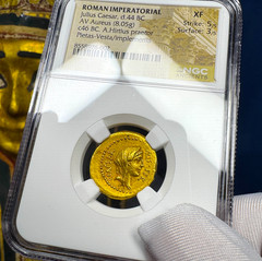JULIUS CAESAR YOUNG VARIETY ROMAN IMPERATORIAL 44BC AUREUS NGC XF ANCIENT COINS