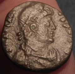 MRTWN Arcadius AE3/4 Antioch VIRTVS EXERCITI Emperor Standing Crowned by Victory