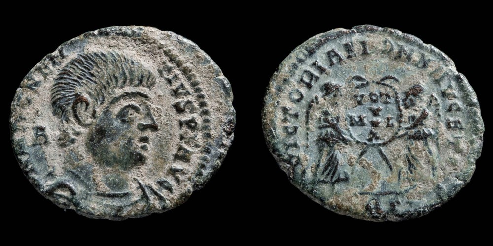 Magnentius (Barbarous) – VICTORIAE DD NN AVG ET CAES – 19 mm / 2.48 gr.