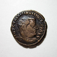 LICINIUS I, 308-324 AD. AE FOLLIS. NICOMEDIA MINT. JUPITER AND CAPTIVE REVERSE