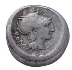 Manlius. L. Manlius Torquatus. Denarius. 113-112 BC. 3.31g/ 17.5mm 40R