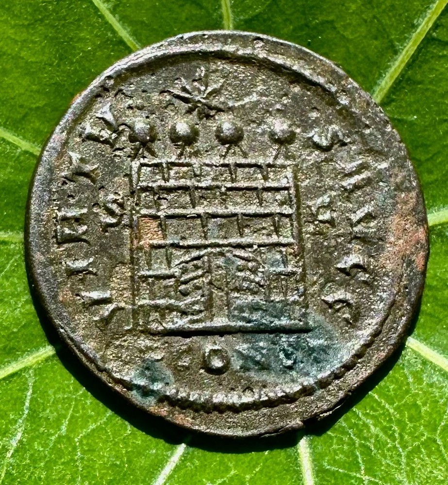 Constantine I, Open door Campgate, Arles, PCONST, RIC 321
