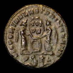 *Lucernae* Constantine I Follis P captives L Victories (655) Lugdunum 307/37