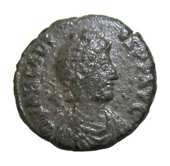 ARCADIUS 383-408 AD. AE 3. CONSTANTINOPLE. EMPEROR CROWNED BY VICTORY REVERSE.