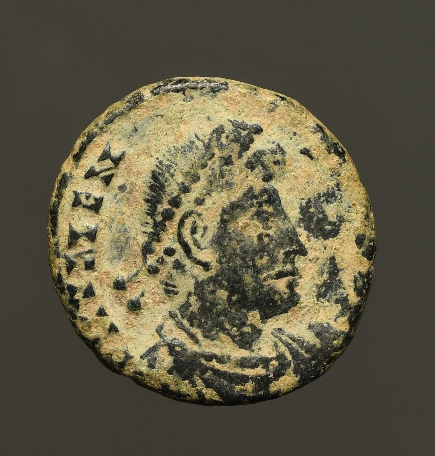 R31-44 Valens. 364-378AD. Æ Struck 364-367AD. rev: Victory