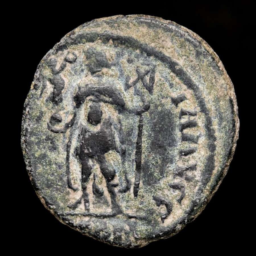 *Lucernae* Magnus Maximus Æ Maiorina VICTORIA AVGG / LVGP (3875) Lyon 383-8