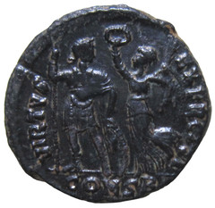 ARCADIUS 383-408 AD. AE 3. CONSTANTINOPLE. EMPEROR CROWNED BY VICTORY REVERSE.