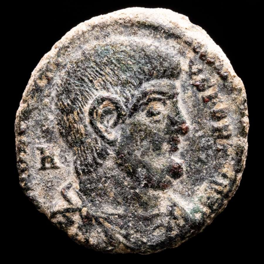 *Lucernae* Decentius Caesar Maiorina Two Victories / TRP (5196) Trier 350/3 AD