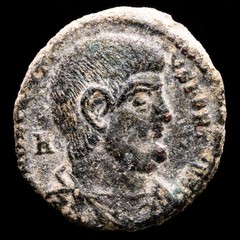 *Lucernae* Decentius Caesar Maiorina Two Victories / TRP (5196) Trier 350/3 AD