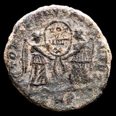 *Lucernae* Decentius Caesar Maiorina Two Victories / TRP (5196) Trier 350/3 AD