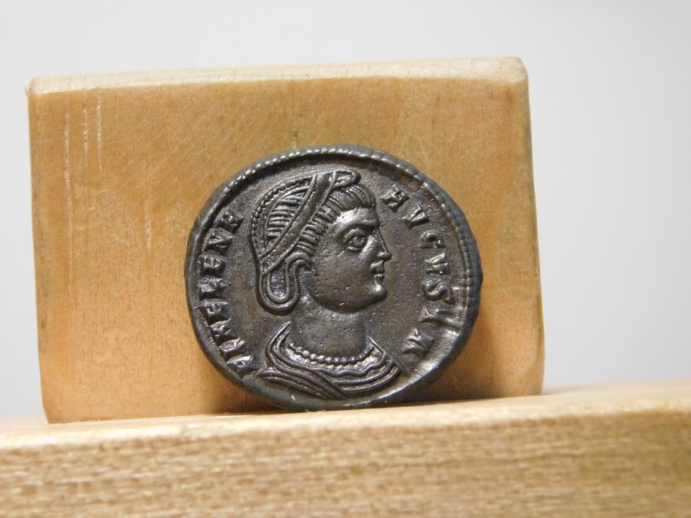 Helena, AE follis, Roman Imperial, 324-325 AD, mother of Constantine