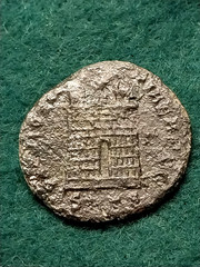 CONSTANTINE I THE GREAT, AE FOLLIS, 307-337 AD, CAMP-GATE REVERSE, 20mm, 2.45gr