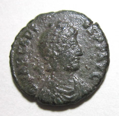 ARCADIUS 383-408 AD. AE 3. CONSTANTINOPLE. EMPEROR CROWNED BY VICTORY REVERSE.