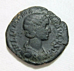 BRONZE SESTERTIUS, JULIA MAMAEA, 222-235 AD. VENUS HOLDING CUPID REVERSE.