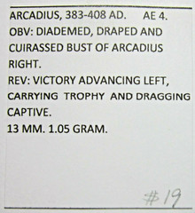 AE 4. ARCADIUS 383-408 AD. VICTORY AND CAPTIVE REVERSE.