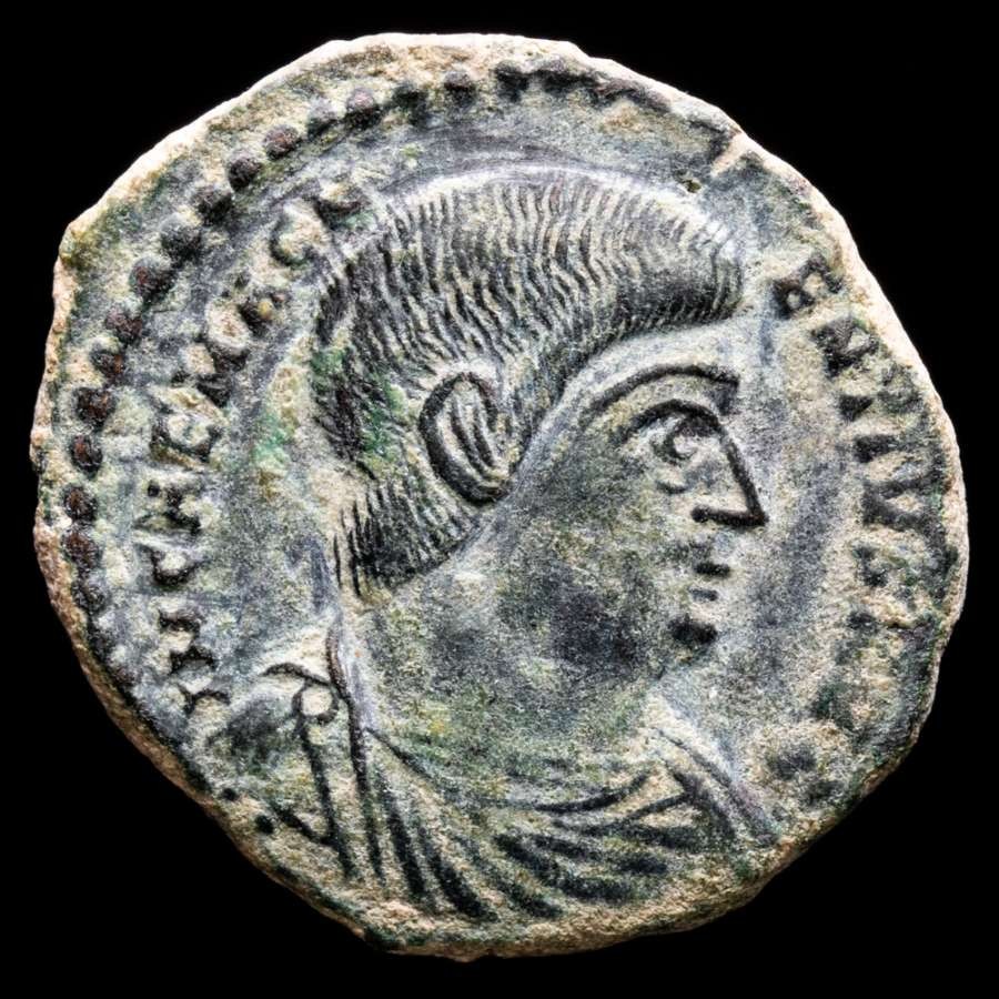 *Lucernae* Magnentius Maiorina FELICITAS REIPVBLICE – A / TRP (5188) Trier 350