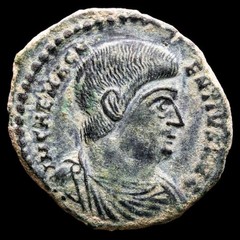 *Lucernae* Magnentius Maiorina FELICITAS REIPVBLICE – A / TRP (5188) Trier 350