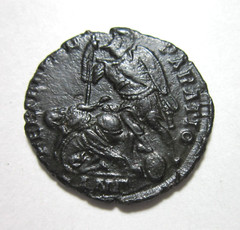 CONSTANTIUS II 337-361 AD. AE CENTENIONALIS. SOLDIER SPEARING HORSEMAN. ANTIOCH.