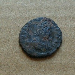 Roman coin Valens (364-367 AD) (c2) Victory dragging captive